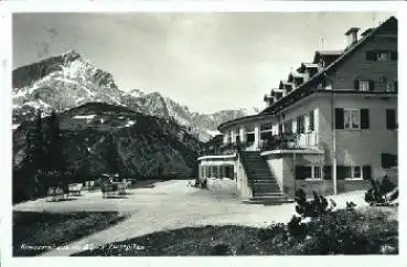 Kreuzeckhaus mit Alp- und Zugspitze o 10.8.1933