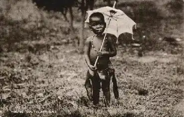 farbiges Kind mit Sonnenschirm *ca. 1920