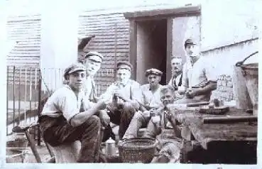 Bauarbeiter Maurer beim Frühstücken * ca. 1930