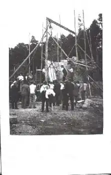 Bauarbeiter Maurer mit Flaschenzug Echtfotokarte * ca. 1930