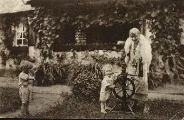 Hausarbeit Frau an Spinnrad * ca. 1920