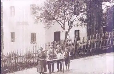 Hausarbeit Familie mit Nähmaschine * ca. 1920
