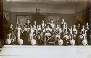 Spinnerinnen mit Spinnrad Hausarbeit Echtfotokarte o 16.11.1913