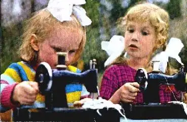 Hausarbeit Kinder an Nähmaschinen * 1975