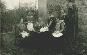 Hausbarbeit Frauen an Nähmaschine Nähstunde Franenhausen gebr. 1.3.1925