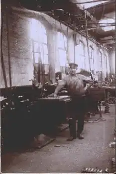 Schlosser Mechaniker an Werkbank Echtfotokarte * ca. 1920