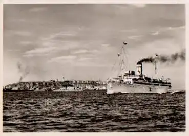 Hochseeschiff "Cobra" vor Helgoland, Leuchtturm * ca. 1960