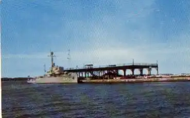 Public Dock, Kriegsschiff B 45, USA *ca. 1950