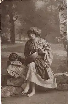Frau spielt Laute, Lautenspielerin gebr. 22.5.1918