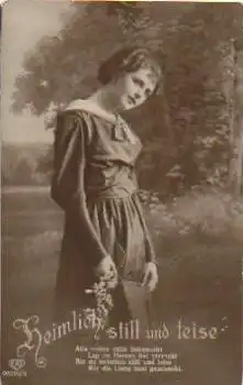 Frau mit Blumen Serienkarte Nr. 05207/3 * ca. 1920