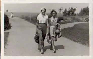 Bademoden, Frauen am Strand, Echtfoto, * ca. 1940