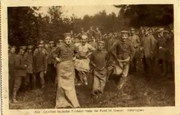 Sportfest 1. WK Deutsche Soldaten hinter Front Sackhüpfen o 1.7.1916