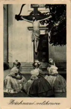 Tschechien Trachten Frauen vor Jesuskreuz o 26.3.1948