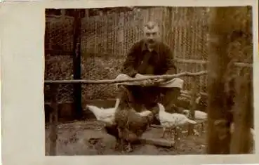 Mann mit Hühnern in Stall Echtfoto gebr. ca. 1920