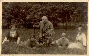 Papagei im Käfig mit Familie Echtfoto * ca. 1930