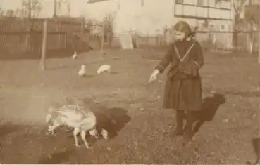 Mädchen füttert Truthahn, Echtfoto * ca. 1920