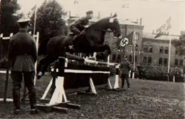 Pferd beim Hindersnisspringen Echtfoto o 2.6.1936