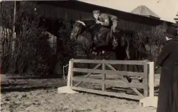 Reitsport Pferd überspringt Hindernis Militär o 6.4.1936