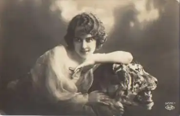 Dame mit Tigerkopf *ca. 1910