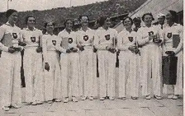 Olympische Spiele 1936 Die deutschen Turnerinnen nach der Siegerehrung Sammelbild, keine AK