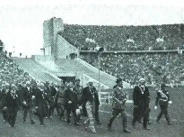 Olympische Spiele 1936, Adolf Hitler, mit den Führern des Weltsports im Stadion Sammelbild keine AK,