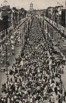 Olympische Spiele 1936 Die Feststrasse Unter den Linden in Berlin im Flaggenschmuck Sammelbild, keine AK