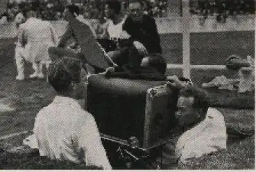 Olympische Spiele 1936 Der Filmoperateur dreht in der Grube mit der Riesenkamera den großen Olympiafilm Sammelbild, keine AK