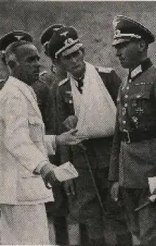 Olympische Spiele 1936 Oberleutnant Freiherr von Wangenheim vor seinem Ritt mit angebundenem Arm im Jagdspringen der Vielseitigkeitsprüfung Sammelbild, keine AK