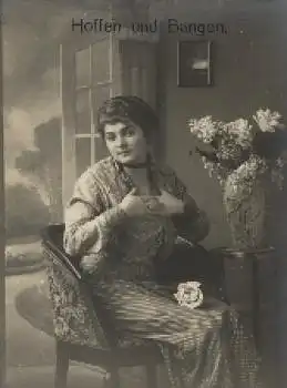 Junge Frau "Hoffen und Bangen" Serienkarte 34627/3 * ca. 1920