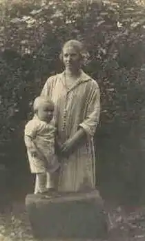 Mutter mit Kleinkind Echtfotokarte * ca. 1920
