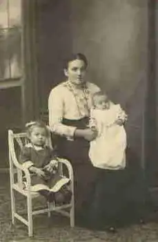 Mutter mit Baby und Kleinkind Echtfotokarte * ca. 1920