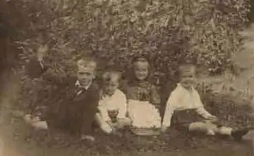 Kinder im Garten Echtfotokarte * ca. 1920