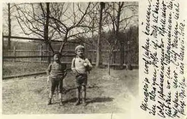 Kinder mit Schulranzen Echtfoto o ca. 1930