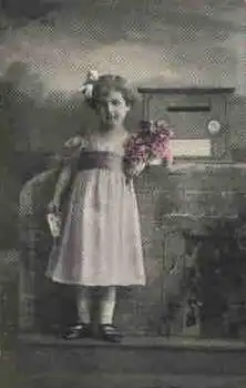 Kinder vor Briefkasten gebr. ca. 1920