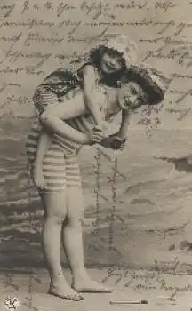 Bademode Frau mit Kind in Badekleidung o ca. 1915