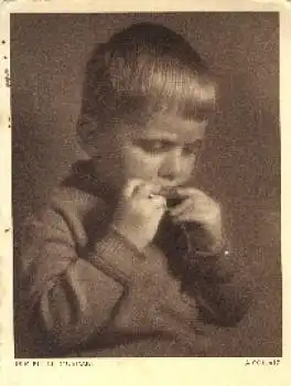 Junge mit Mundharmonika "Der kleine Musikant" Instrument gebr. 1935