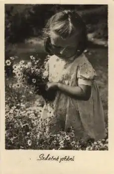 Mädchen mit Blumen Echtfoto o ca. 1950