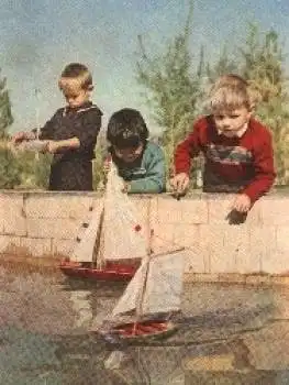 Kinder mit Segelboot * 1962