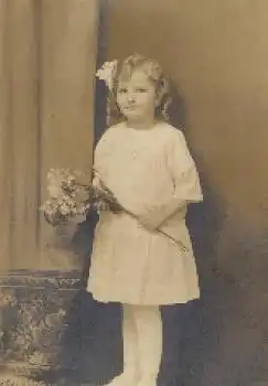 Mädchen mit Blumen Echtfoto * ca. 1925
