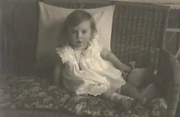 Mädchen mit Puppe Echtfotokarte o 13.2.1914