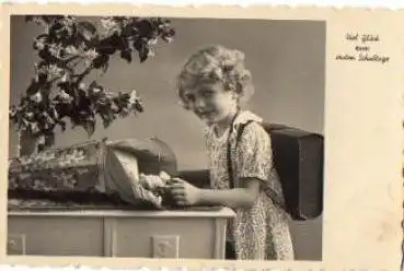 Schulbeginn Mädchen mit Zuckertüte und Schulranzen gebr. ca. 1930