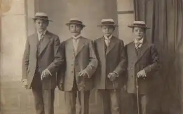 Männer in Anzügen mit Hut und Spazierstock Echtfoto * ca. 1930
