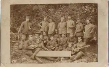 Deutsche Soldaten 1. WK. Gruppenfoto im Feld Gitarre  o 14.8.1918 Feldpost Infanterie-Regiment Nr. 418