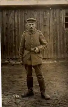 Deutscher Soldat vor Baracke 1. WK. Echtfoto * ca. 1915