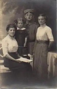 1. WK. Soldat mit Familie, Echtfoto * ca. 1915