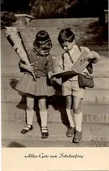 Schulanfang, Kinder mit Schultüte und Fibel, gebr. ca. 1960