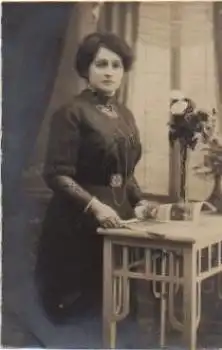 Frau steht am Tisch * ca. 1910