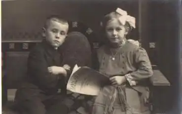 Kinder auf Bank, Zeitung * ca. 1910