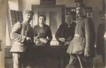 Deutsche Soldaten im Geschäft 1. WK. Echtfoto * ca. 1915