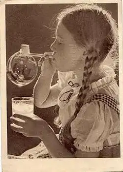 Mädchen spielt mit Seifenblasen-Pfeife o ca. 1955